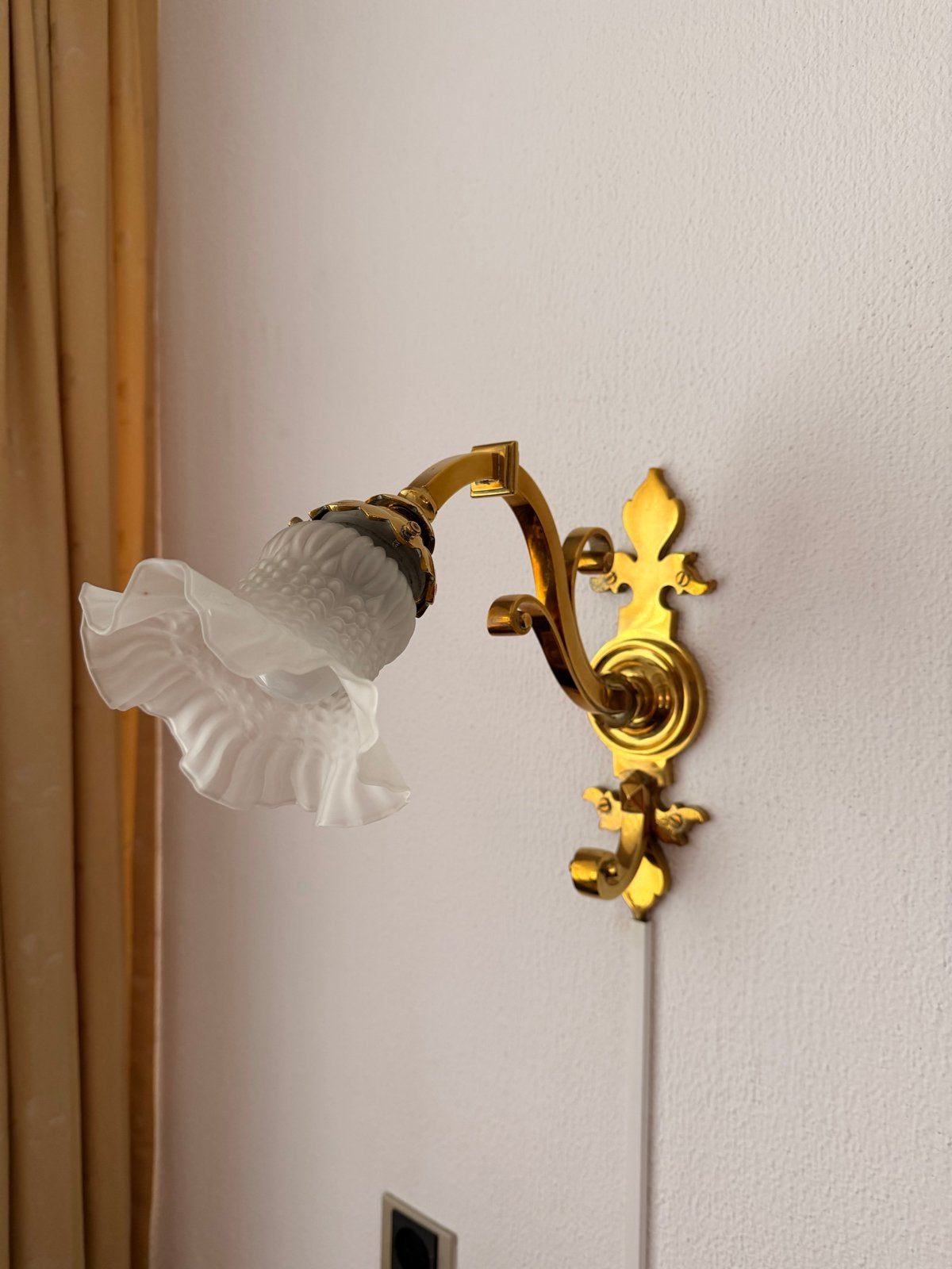 Antieke zware Messing Wandlamp uit Frankrijk, Antiek en Kunst, Antiek | Lampen, Ophalen of Verzenden