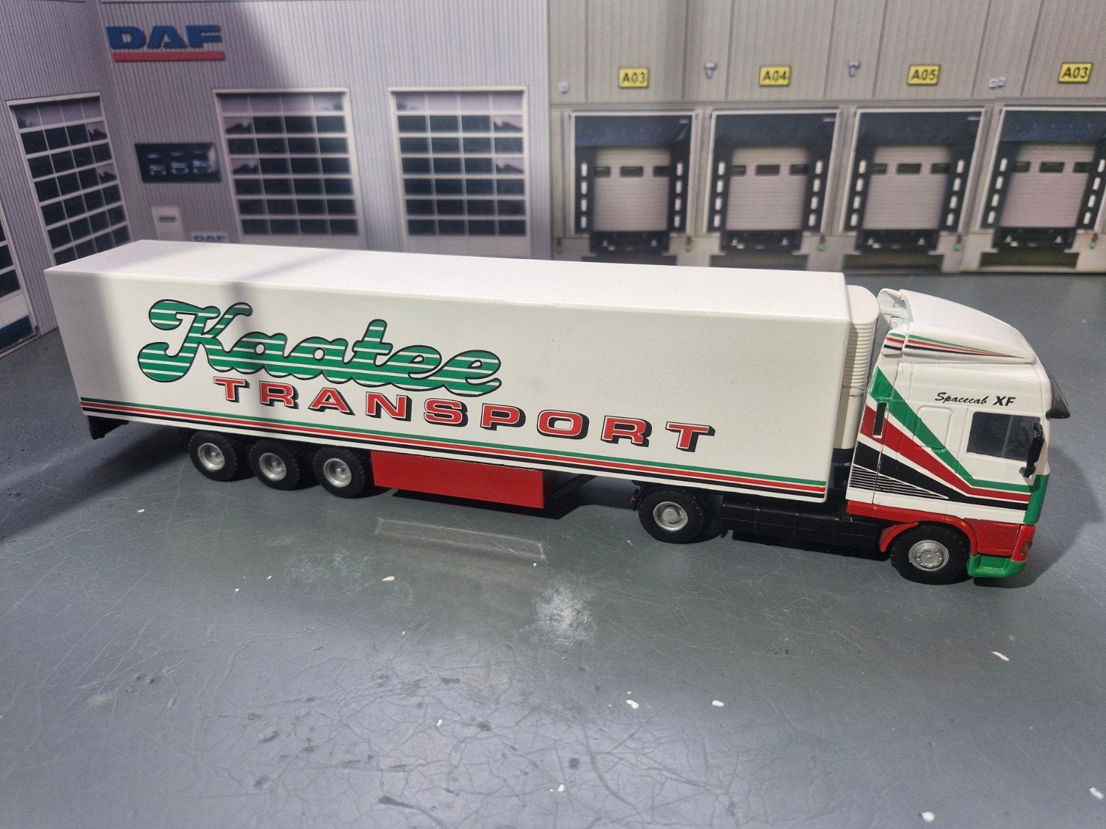 Daf  95 xf kaatee transport, Hobby en Vrije tijd, Modelauto's | 1:50, Ophalen of Verzenden, Zo goed als nieuw, Bus of Vrachtwagen