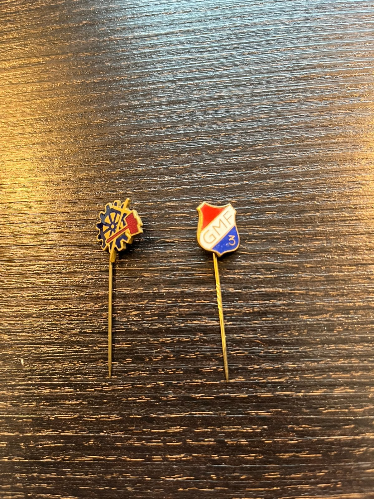 Te koop: 2 vakbondspeldjes, Ophalen of Verzenden, Zo goed als nieuw