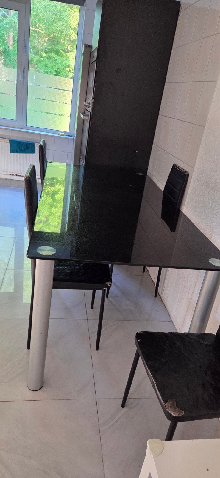 Zwarte glazen eettafel met metalen poten, Huis en Inrichting, Tafels | Eettafels, Ophalen, Gebruikt, 100 tot 150 cm, 150 tot 200 cm