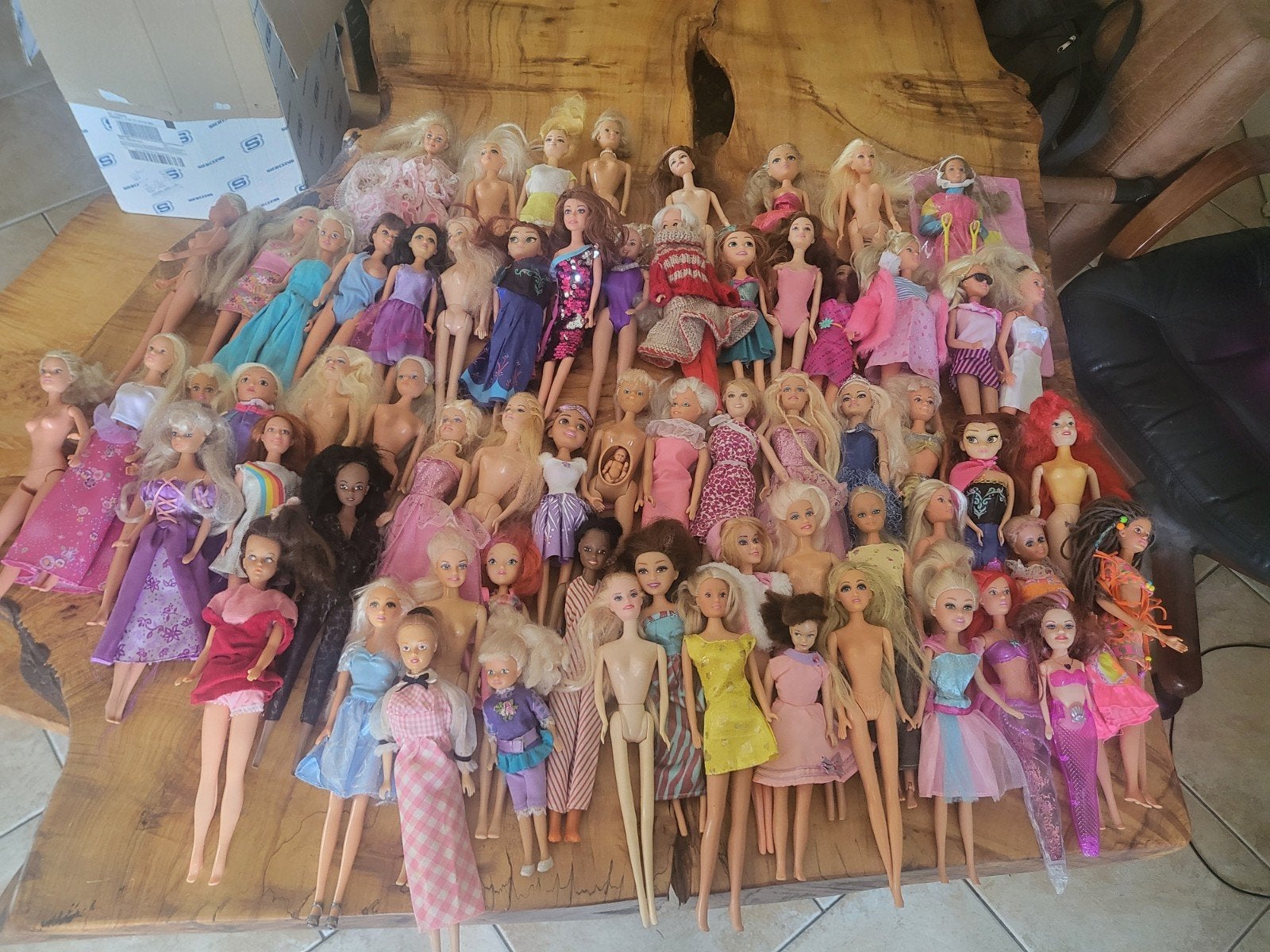 partij van 67 diverse poppen (Petra, Simva, Zuru, etc.), Ophalen of Verzenden