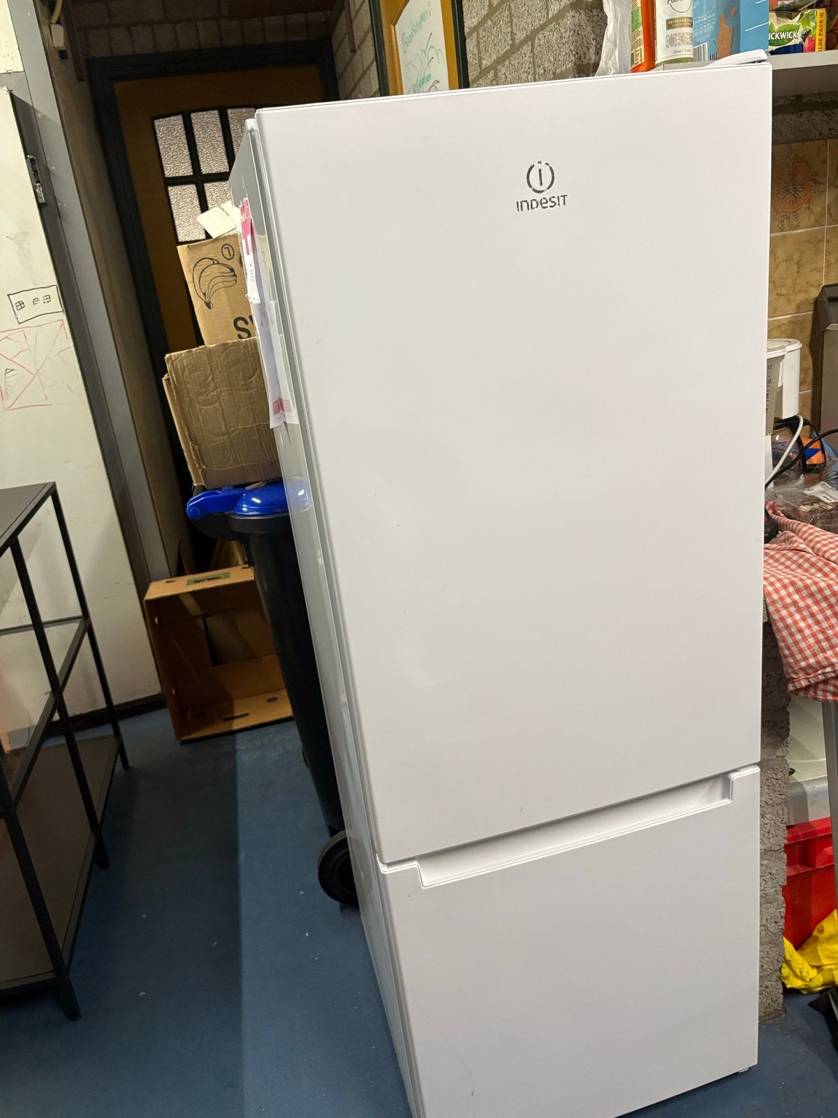 Indesit Koelkast met Aparte Vriezer, Ophalen, 150 tot 200 liter, Met aparte vriezer, 160 cm of meer