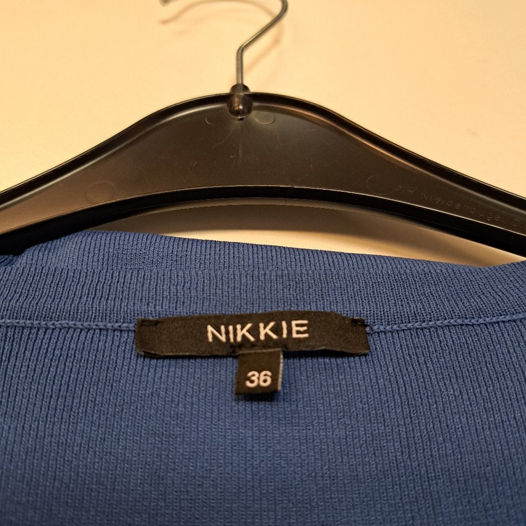 Nikkie strakke jurk in staal blauwe kleur effen. mt 36 43669, Blauw, ., Nikkie, Ophalen of Verzenden