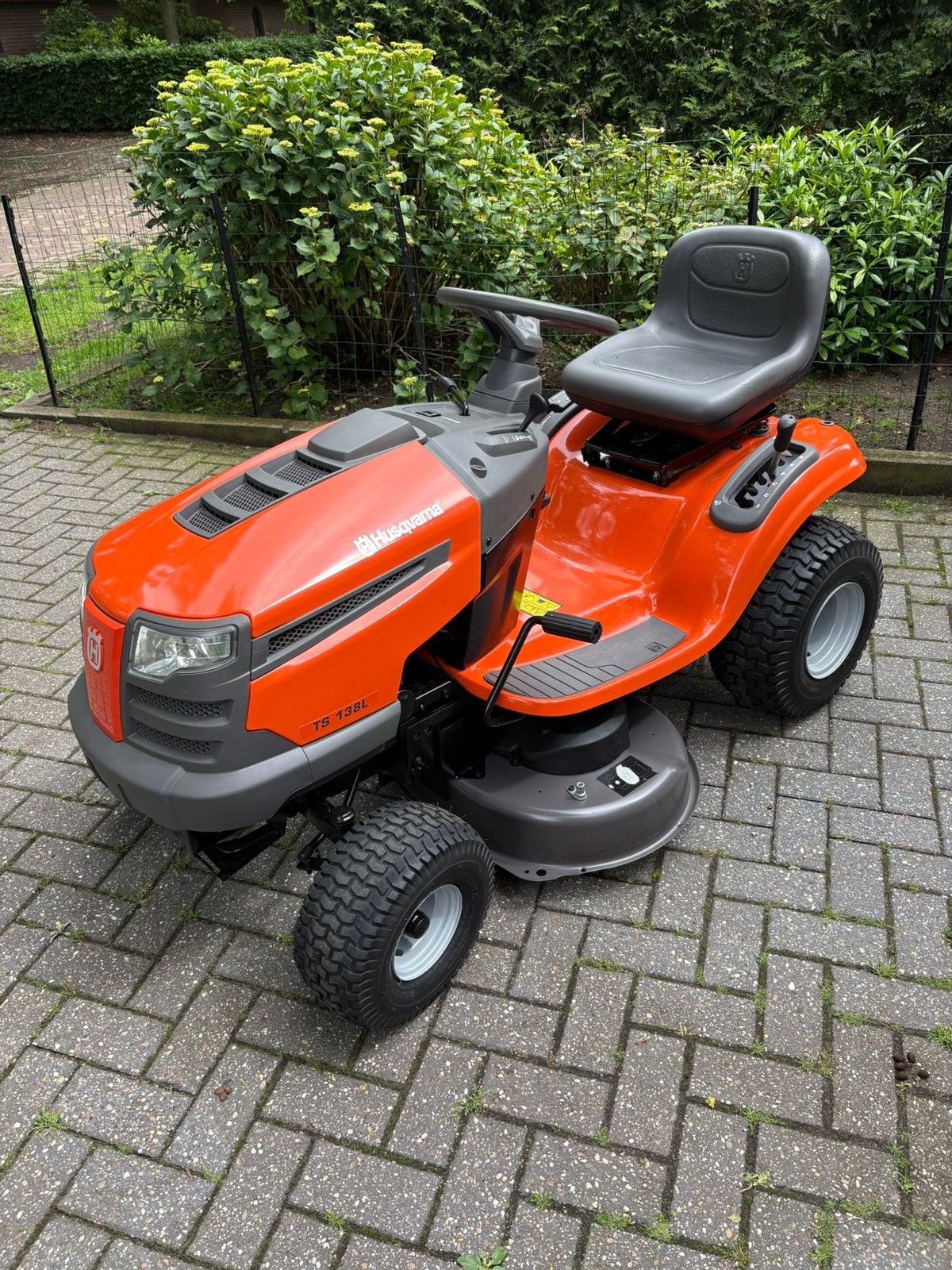 Husqvarna TS 138 l  hydrostaat  Nieuwstaat nog maar 18 uur!!, Tuin en Terras, Zitmaaiers, Zo goed als nieuw, 90 tot 120 cm, Elektrische starter