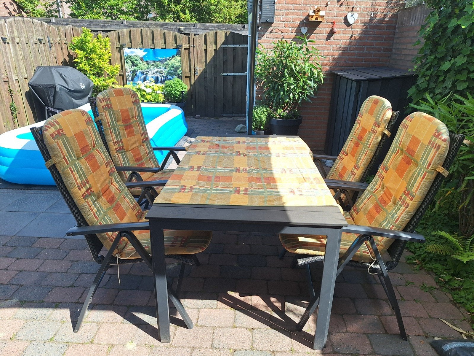 4 tuinkussens merk Alure met tafelkleed L1.25 x B50 6 dik, Ophalen, Gebruikt, Tuinset