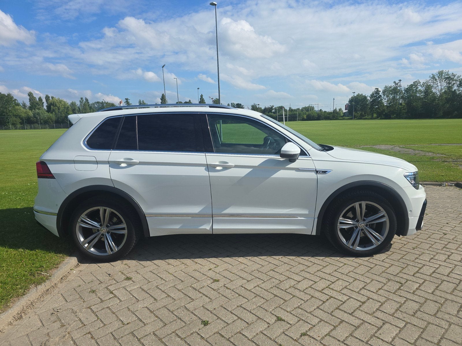 Tiguan 1.4 TSI  4Motion DSG 2018 + R-line - Dealeronderhoud, Auto's, Automaat, 4 cilinders, 2000 kg, Wit