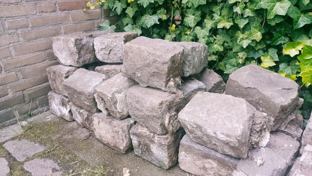 Stapel robuste stenen vooral muurtje , border of decoratie, Tuin en Terras, Ophalen, Gebruikt, Overige typen, Natuursteen