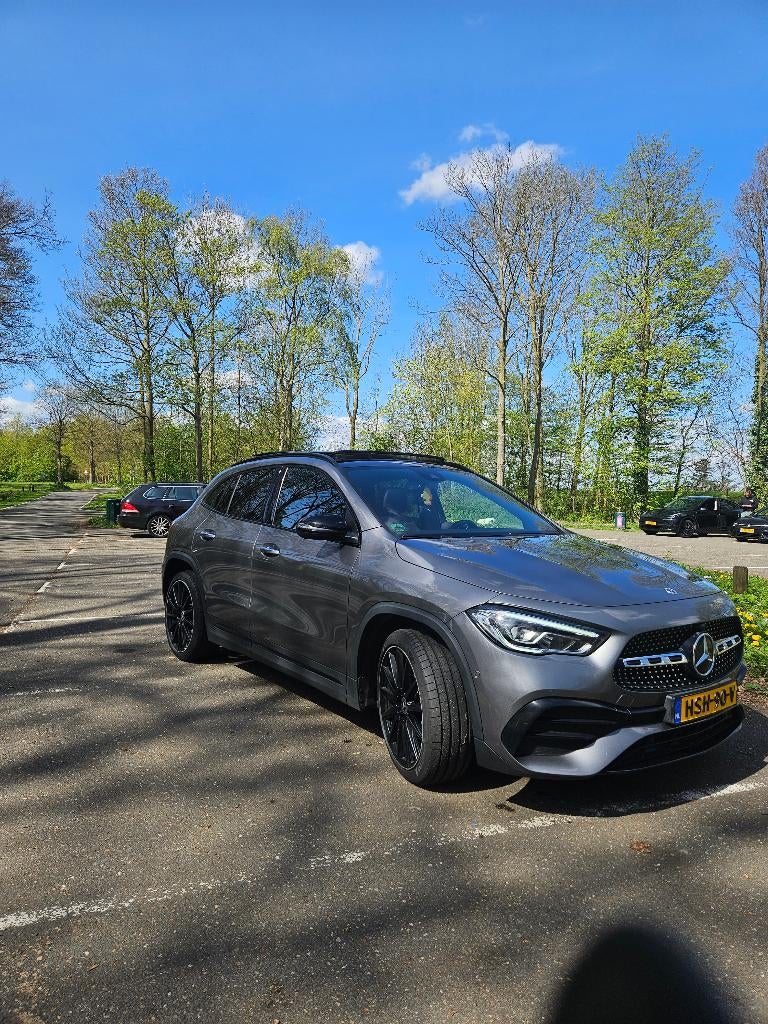 Mercedes-Benz GLA 200 d amg 8G-DCT 8-2021 Grijs Panoramadak, Auto's, Mercedes-Benz, 1800 kg, Euro 6, 4 cilinders, Alcantara