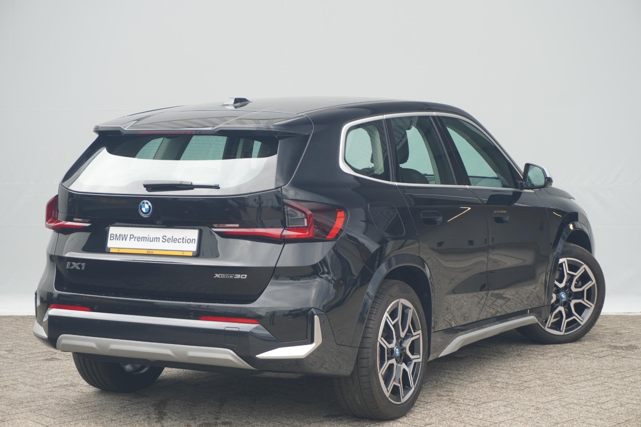 BMW iX1 xDrive30 | Head-Up Display | Driving Assistant Plus, Auto's, Gebruikt, Met garantie (alle), 33 min, Zwart