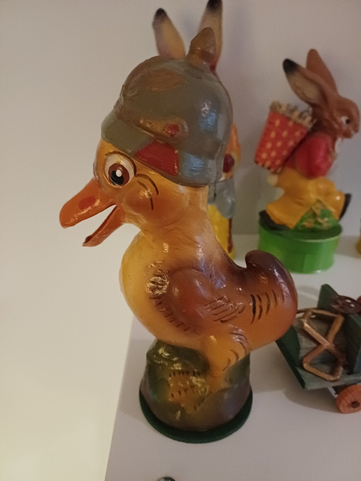 Originele Candy Container Kuiken Militair van papier mache, Antiek en Kunst, Verzenden