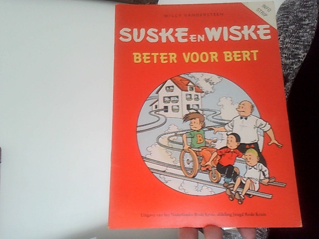 suske en wiske beter voor bert uitgave rode kruis uit 1983, Eén stripboek, Ophalen of Verzenden, Zo goed als nieuw