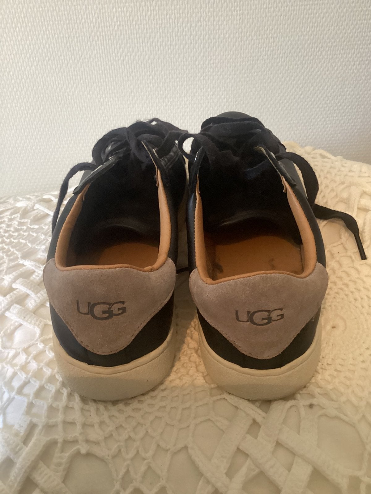 Ugg sportschoenen, Kleding | Dames, Schoenen, Ophalen of Verzenden, Zo goed als nieuw, Sportschoenen, Zwart
