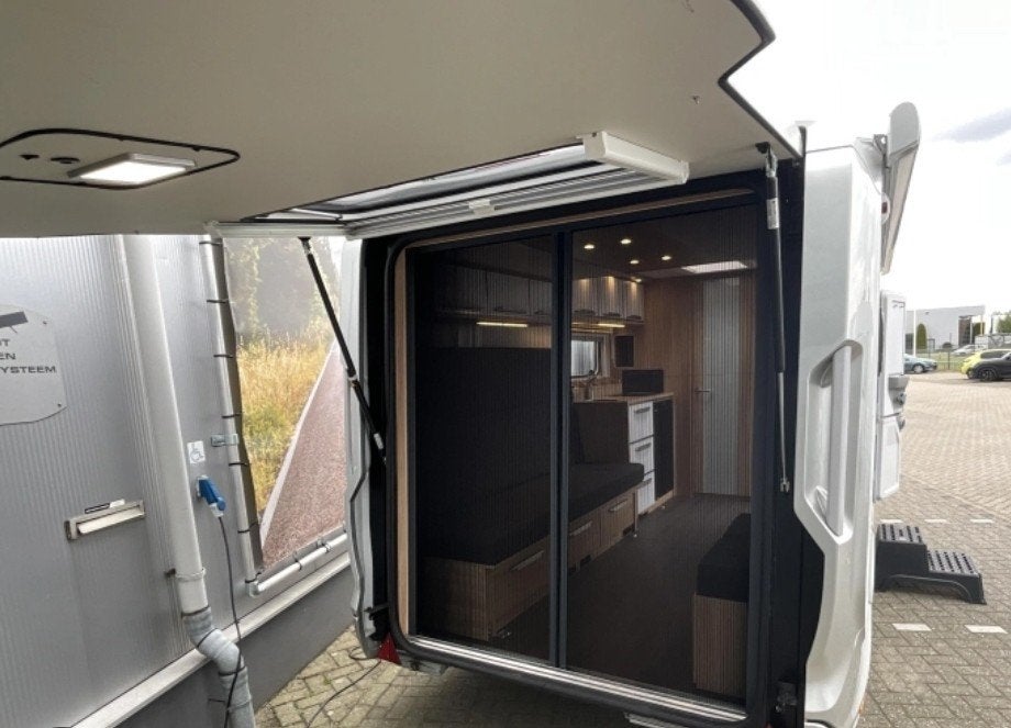 gevraagd  deseo met schade of andere gesloten aanh. met klep, Caravans en Kamperen, Overige merken, Particulier, 4 tot 5 meter