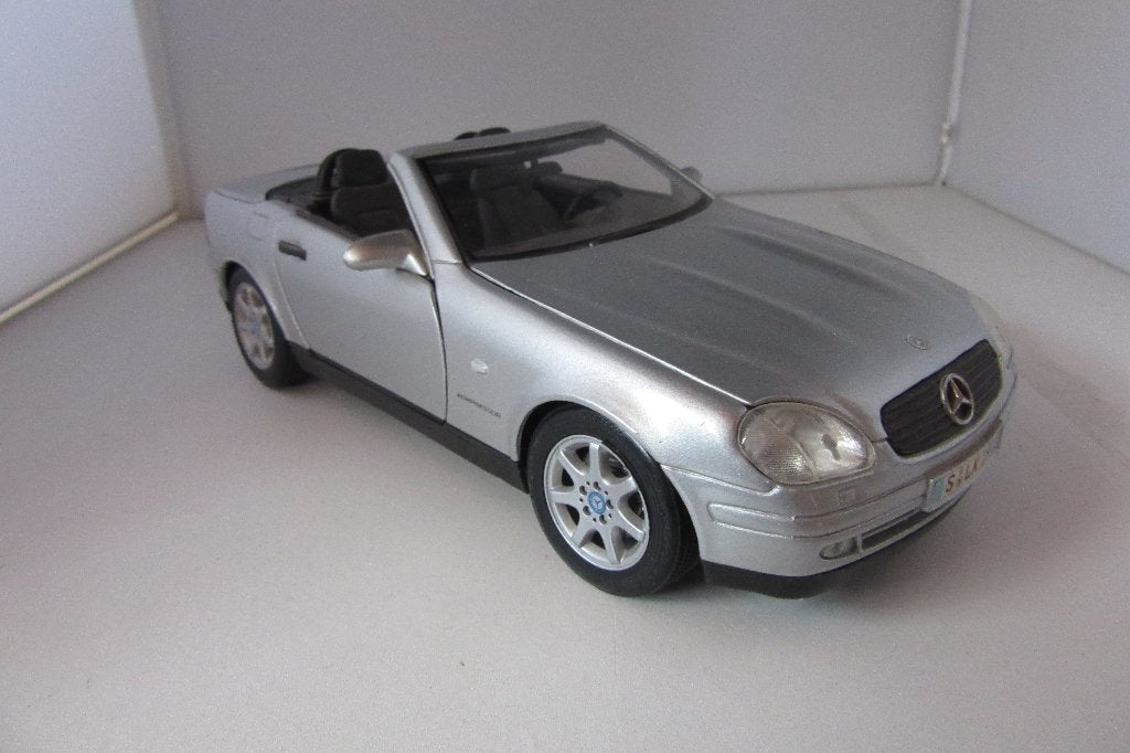Mercedes SLK 230 1;18, Hobby en Vrije tijd, Modelauto's | 1:18, Ophalen of Verzenden, Zo goed als nieuw, Auto, Maisto