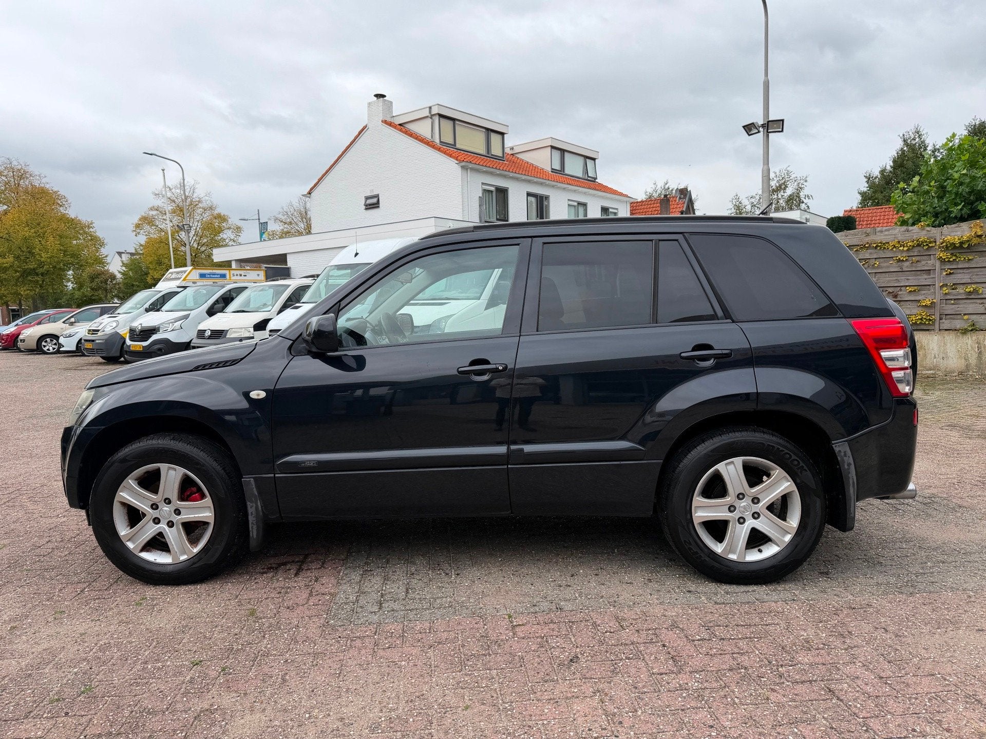 Suzuki Grand Vitara 2.0-16V,103kw/140pk,AC,4x4: 4195,-, Stof, Zwart, 4 cilinders, 1850 kg