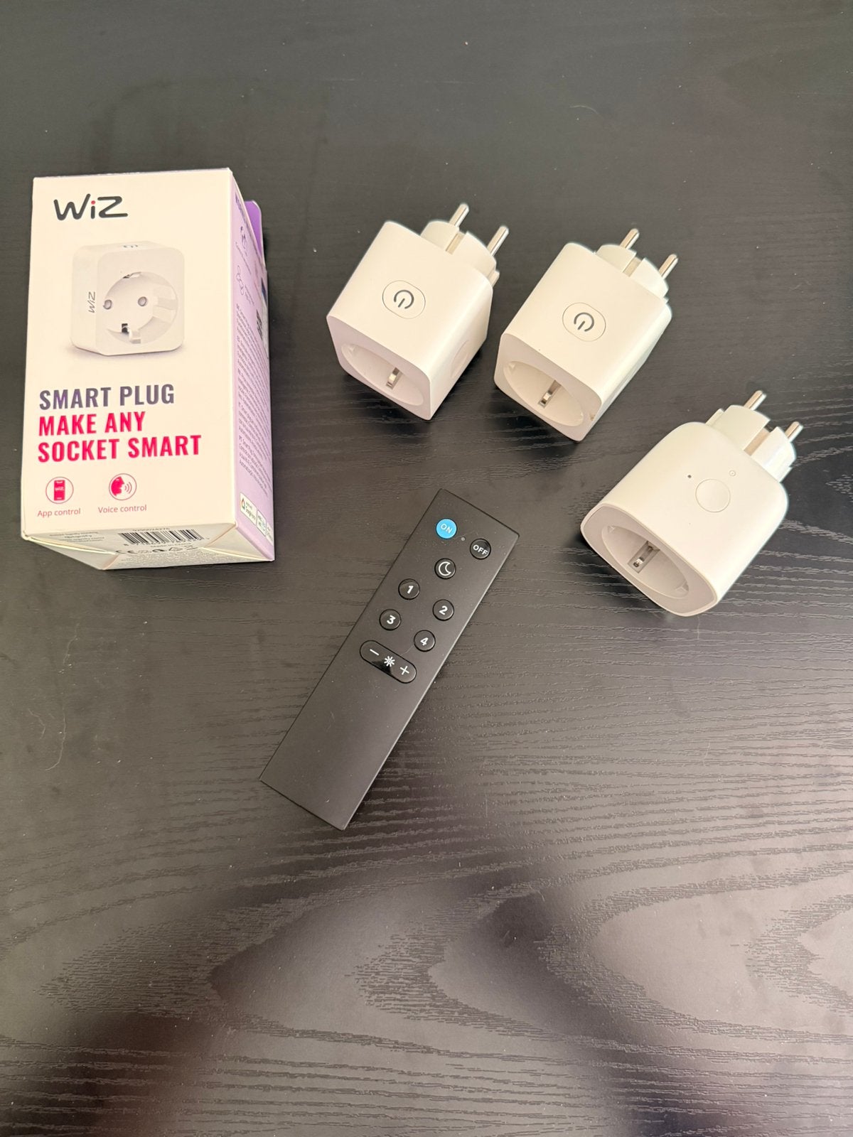 WiZ slimme stekkers (4) + WiZ‑remote, Doe-het-zelf en Verbouw, Elektra en Kabels, Ophalen of Verzenden, Zo goed als nieuw, Stekker