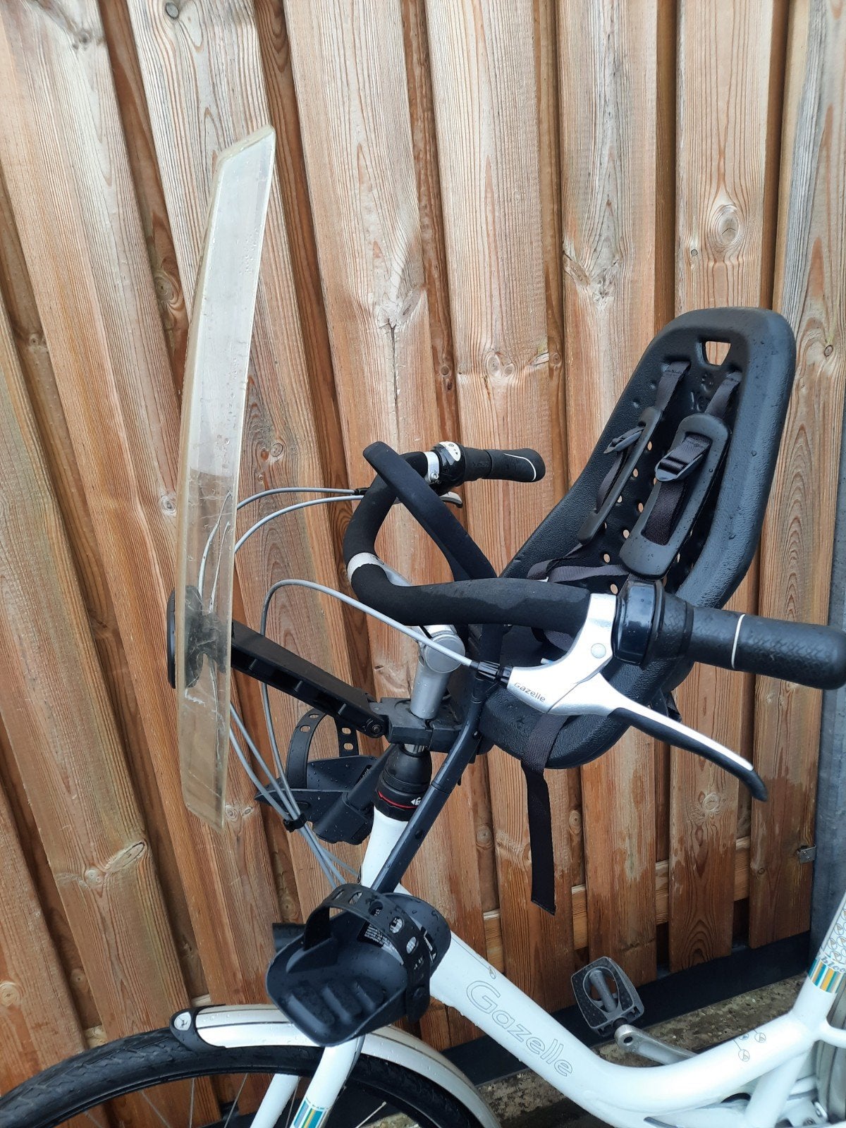 Yepp mini fietsstoeltje met windscherm adapter en sleuteltje, Ophalen, Voetsteuntjes, Yepp (GMG), Zo goed als nieuw