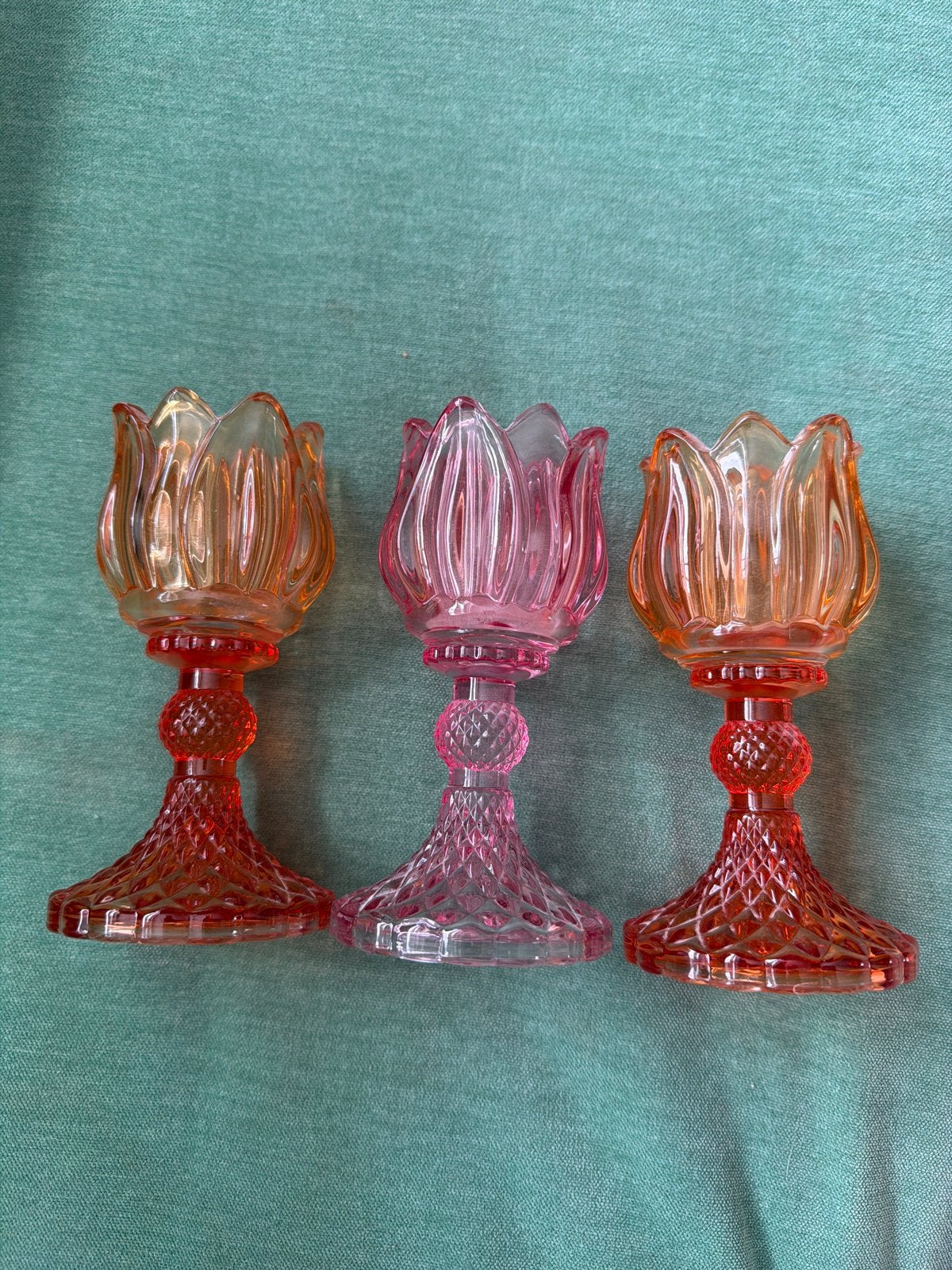 Set van 3 glazen tulpen kandelaars - roze en oranje, Overige materialen, Ophalen of Verzenden, Zo goed als nieuw, Kandelaar