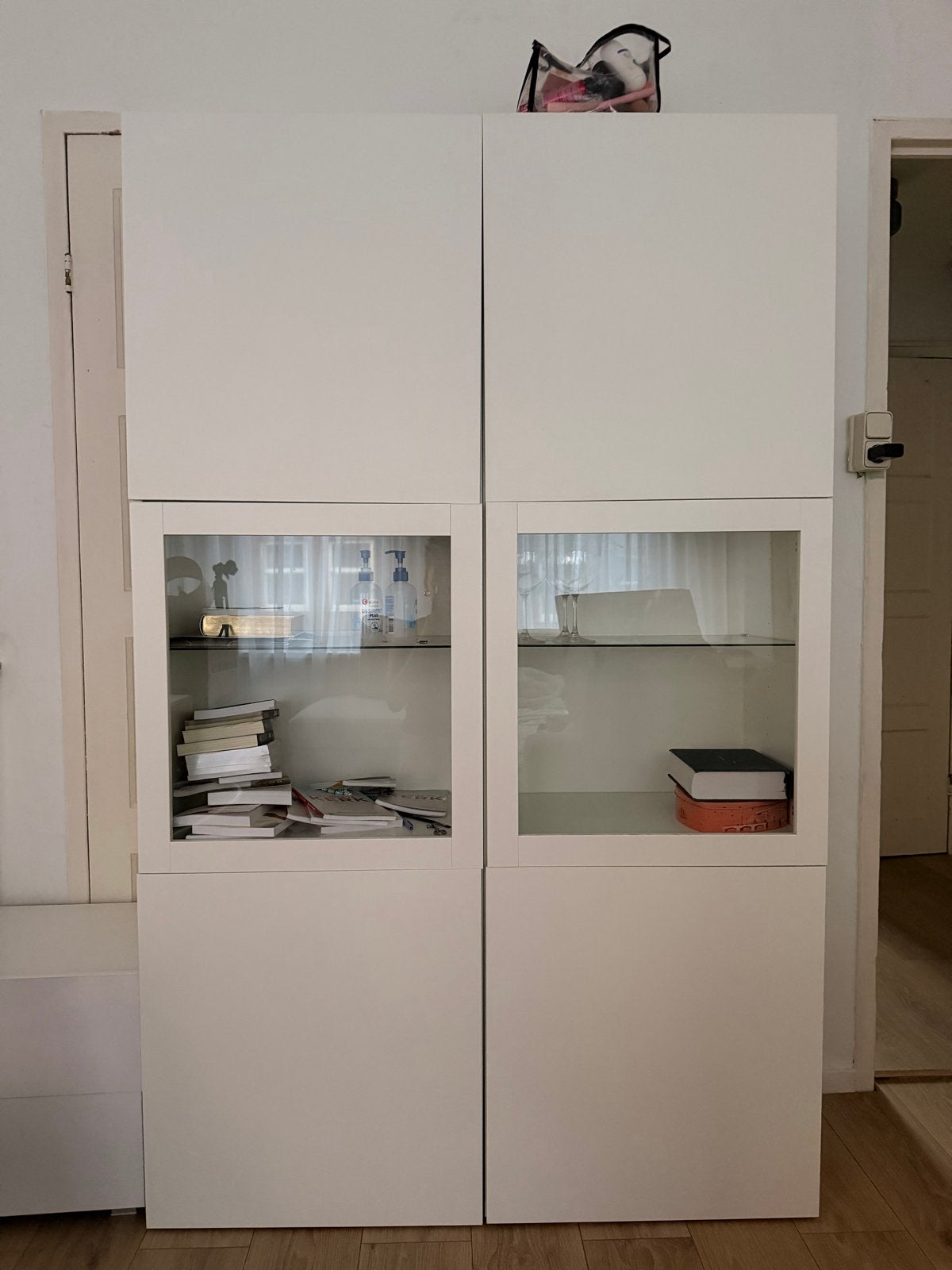 Witte IKEA BESTÅ kast met glazen deuren, zo goed als nieuw, Ophalen, Kunststof, 100 tot 150 cm, Zo goed als nieuw