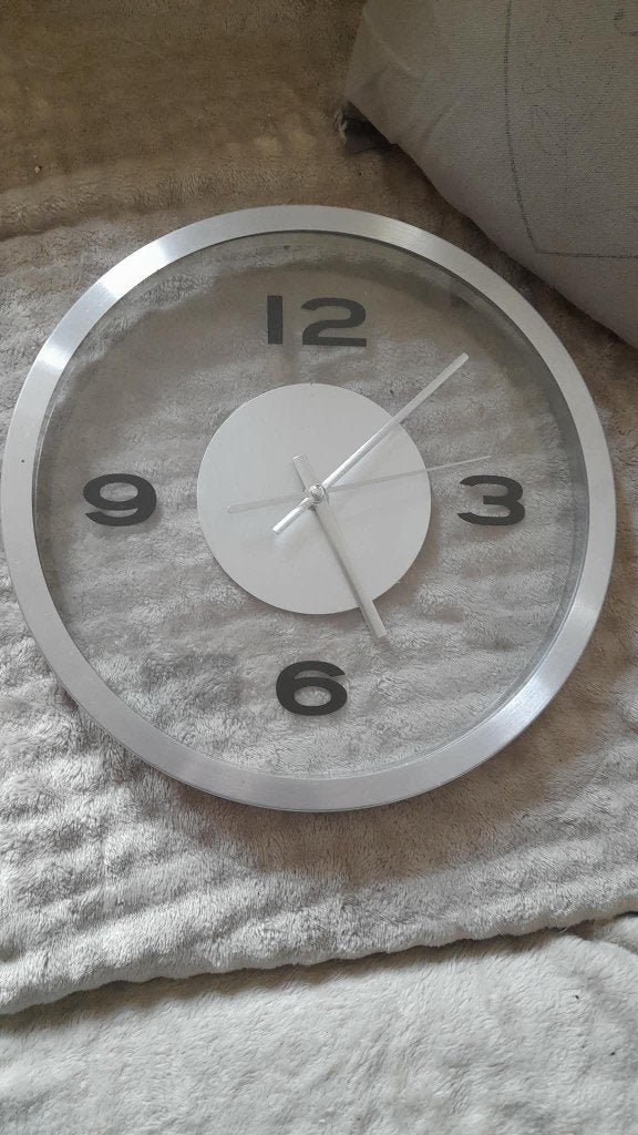 Leuke transpirante designer klok zilver/grijs, Ophalen, Nieuw, Analoog, Wandklok