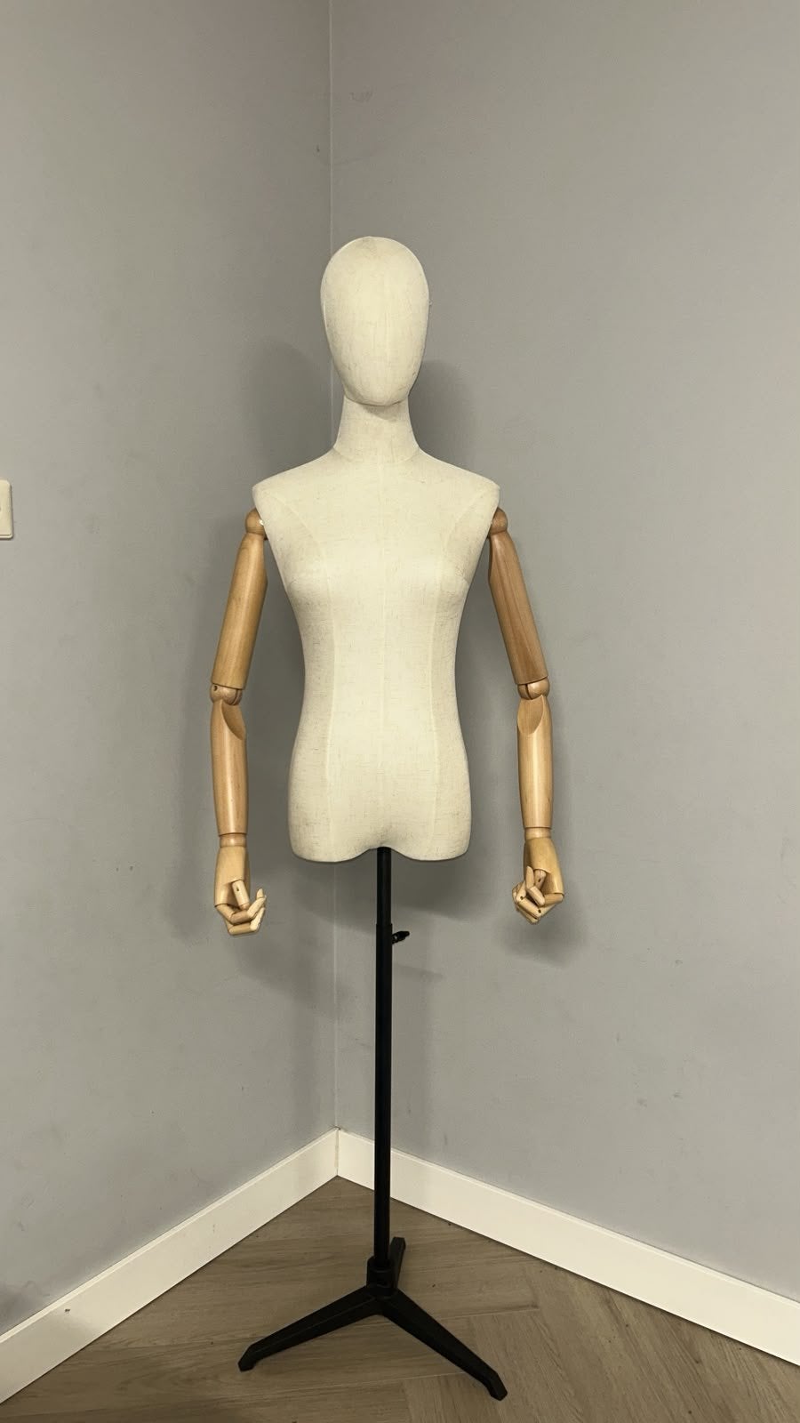 Nieuwe paspop / etalagepop met houten armen /mannequin, Ophalen of Verzenden, Nieuw, Paspop
