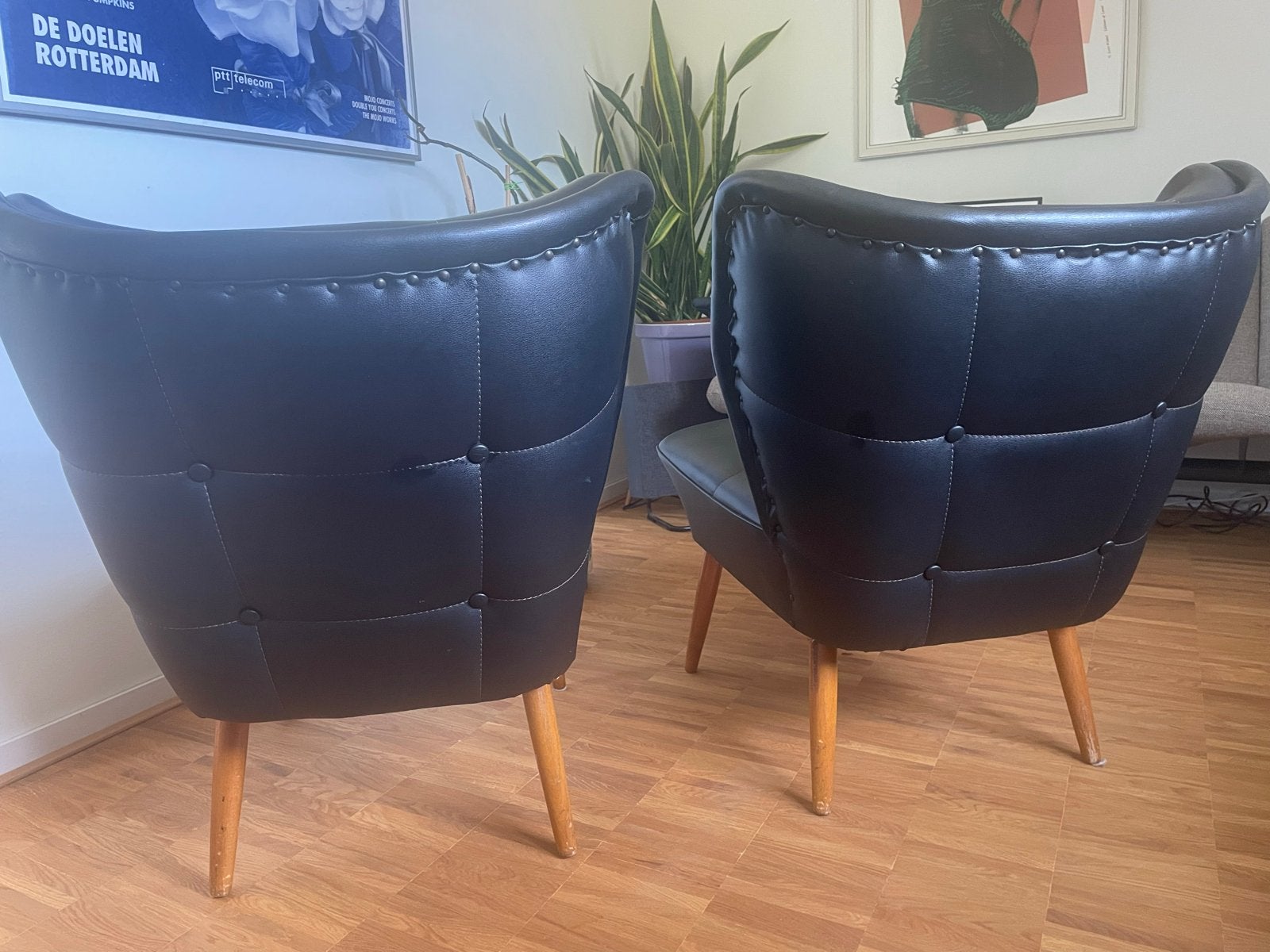 Foto 4 van Set van 2 vintage zwarte fauteuils