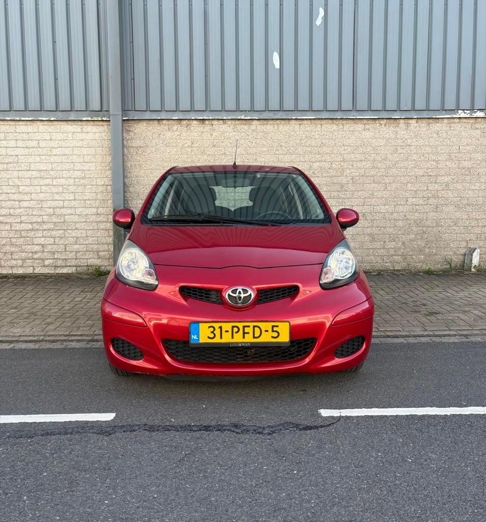 (Recent APK gekeurd)Toyota Aygo 1.0 12V Vvt-i 5DRS 2011 Rood, Voorwielaandrijving, 4 stoelen, 68 pk, Origineel Nederlands