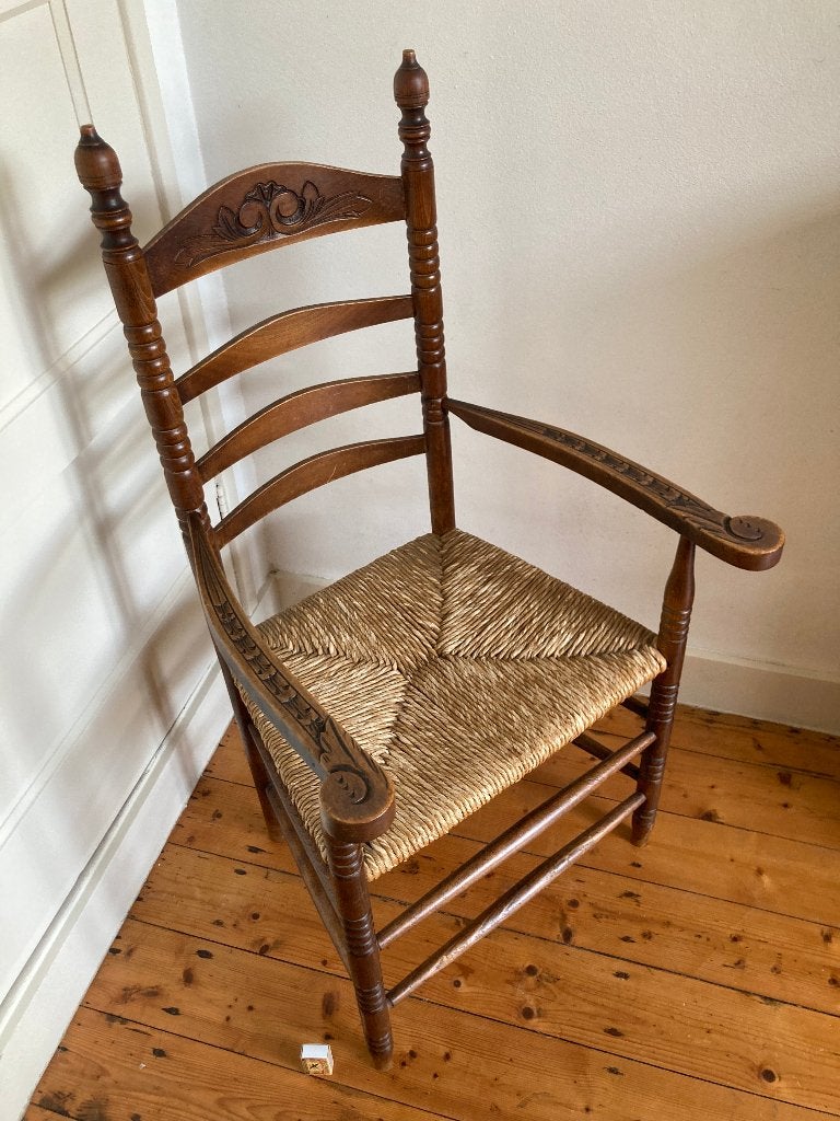 Houtsnijwerk stoel biezen matten zitting hoge rugleuning, Antiek en Kunst, Antiek | Meubels | Stoelen en Banken, Ophalen of Verzenden