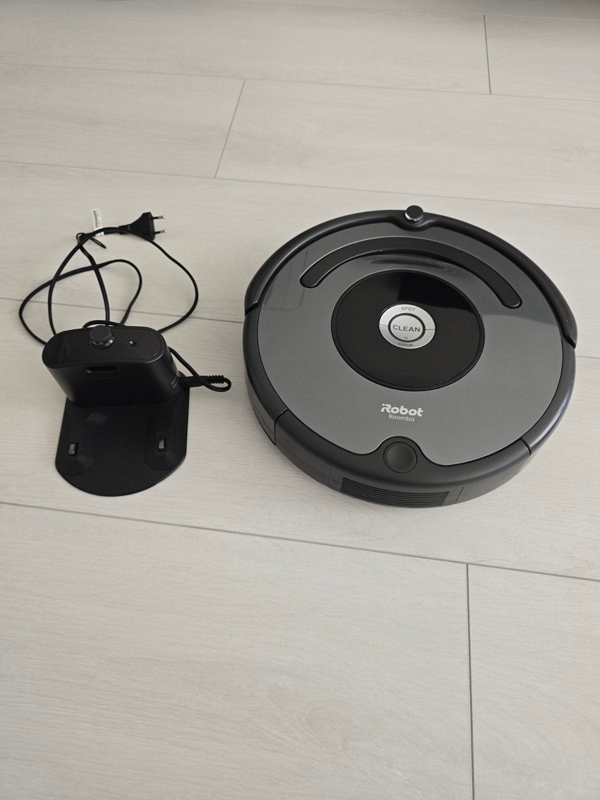iRobot Roomba Robotstofzuiger met Oplaadstation, Gebruikt, IRobot, Ophalen of Verzenden, Robotstofzuiger