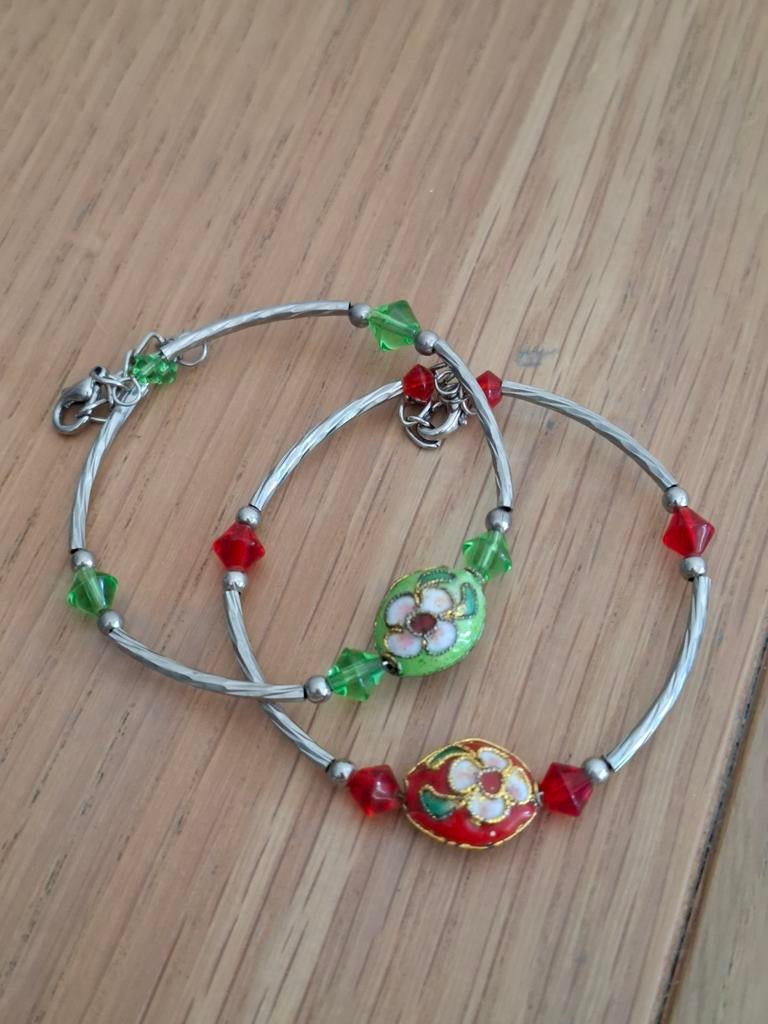 Set van 2 zilverkleurige armbandjes met cloisonne kraal., Sieraden, Tassen en Uiterlijk, Armbanden, Ophalen of Verzenden, Zo goed als nieuw