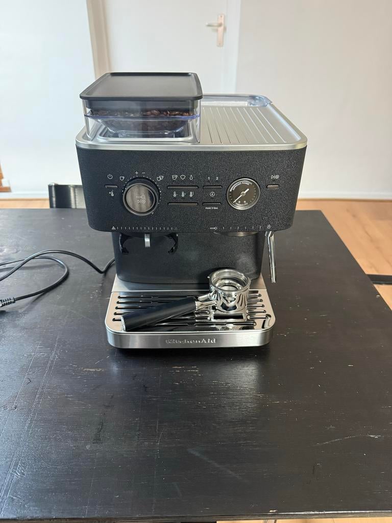 KitchenAid Halfautomatische Espressomachine met bonenmaler, Afneembaar waterreservoir, Espresso apparaat, Zo goed als nieuw, 1 kopje