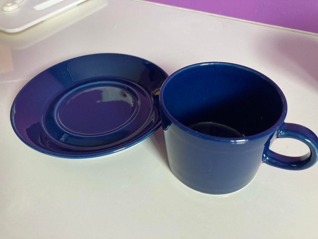 Teema Arabia Donkerblauwe kop en schotel met melkkannetje, Huis en Inrichting, Keuken | Servies, Gebruikt, Keramiek, Ophalen of Verzenden