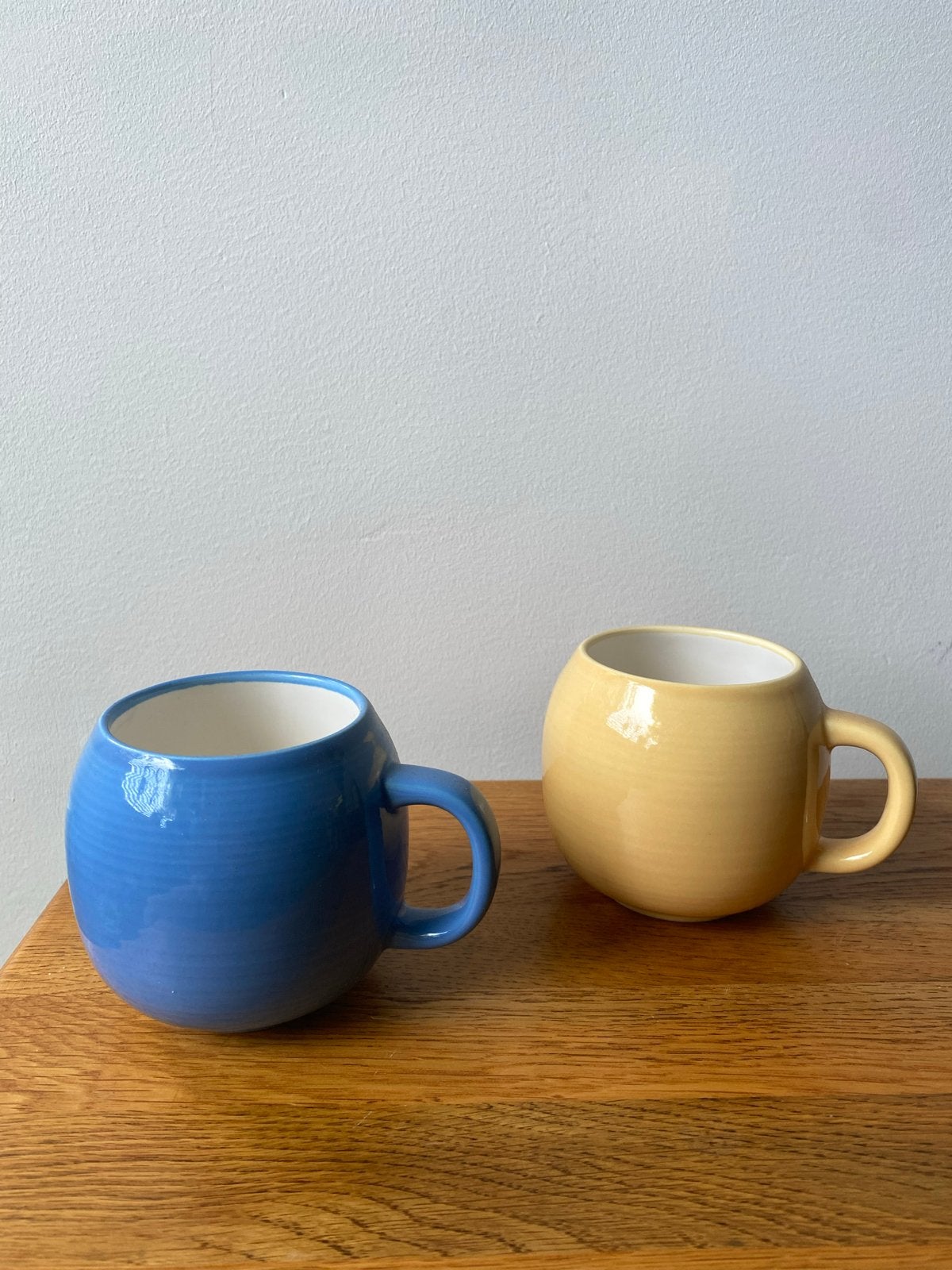 Set van 2 ronde mokken - blauw en geel, Keramiek, Zo goed als nieuw, Overige stijlen, Mok