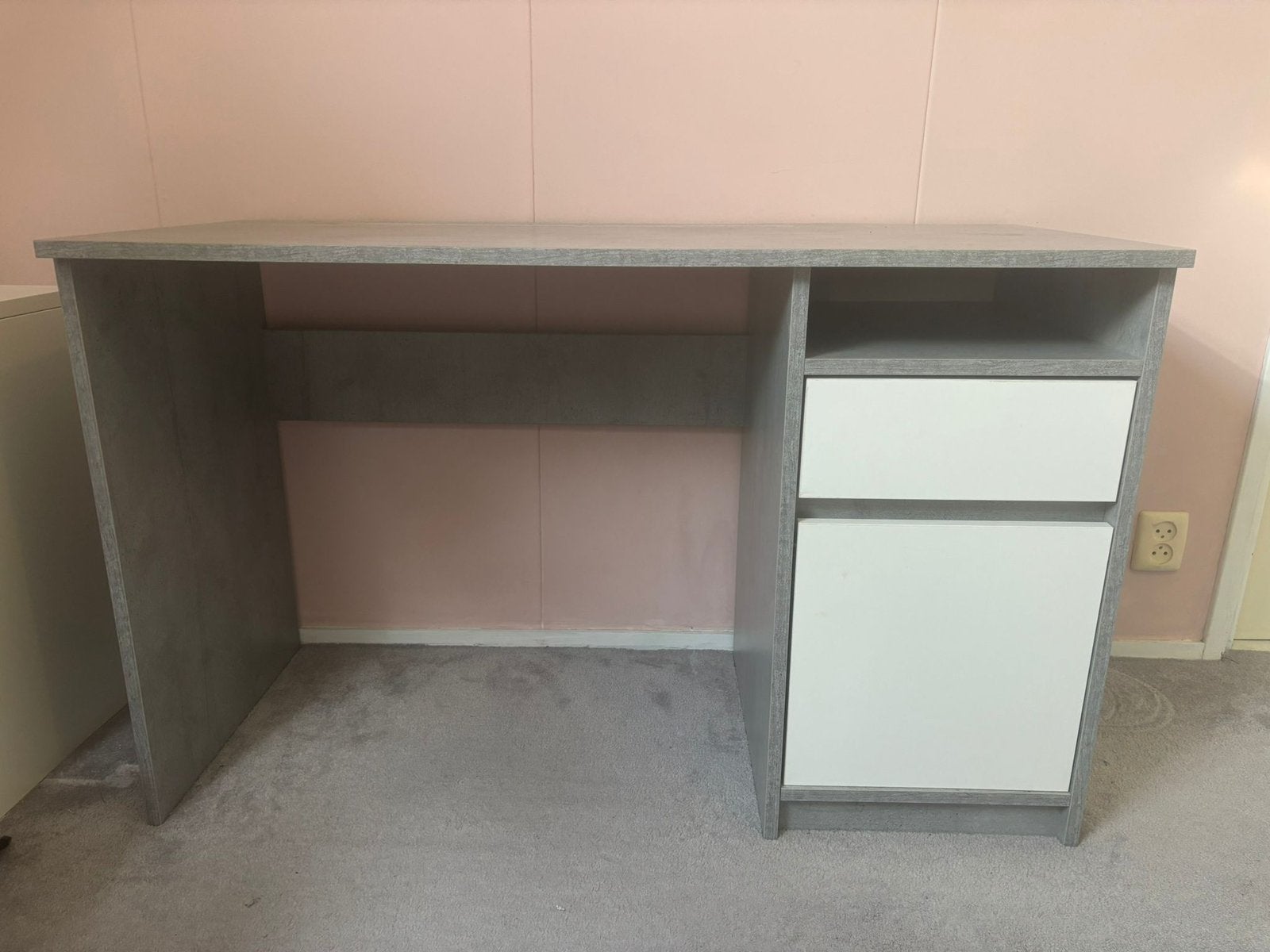 Bureau in grijze kleur, Ophalen, 120 cm, Zo goed als nieuw, IKEA
