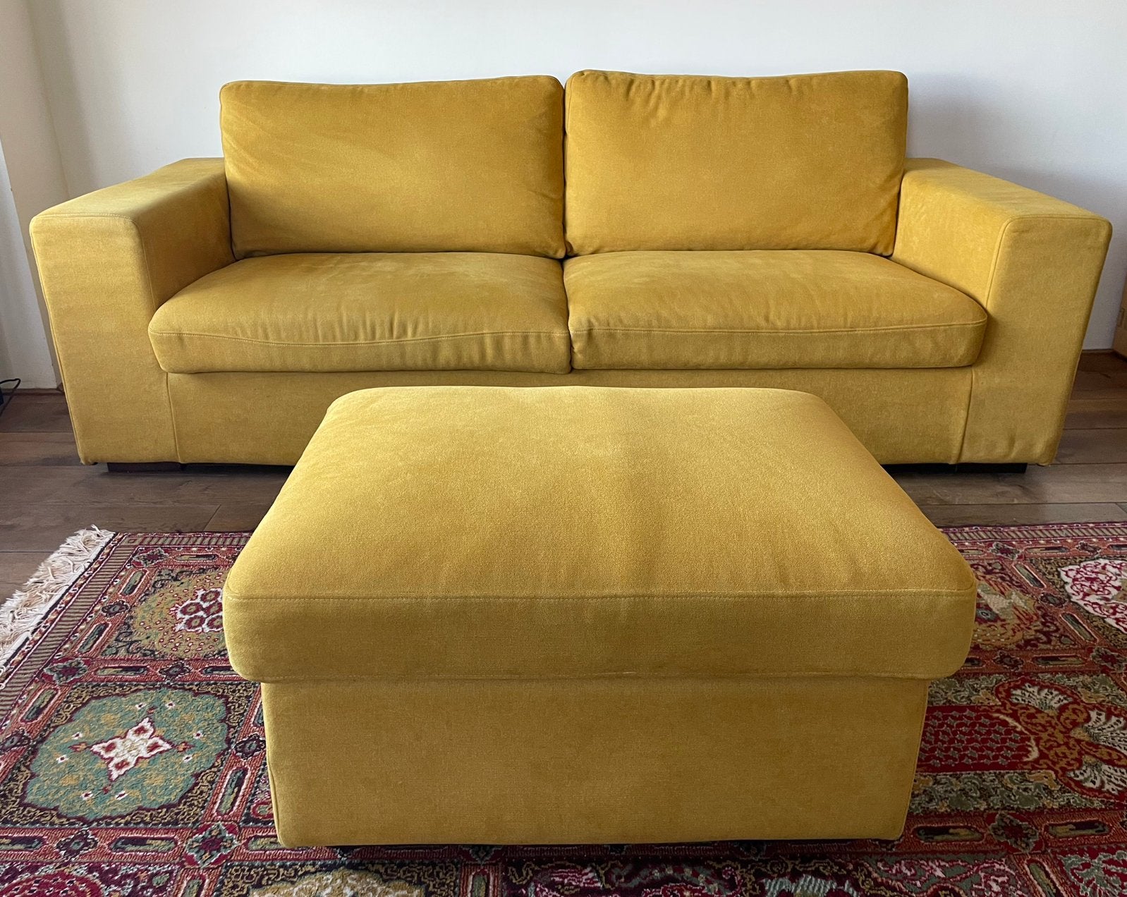 Relaxte stevige frisse bank, warm geel, met hocker / poef, Huis en Inrichting, Ophalen, Gebruikt, Tweepersoons, 75 tot 100 cm