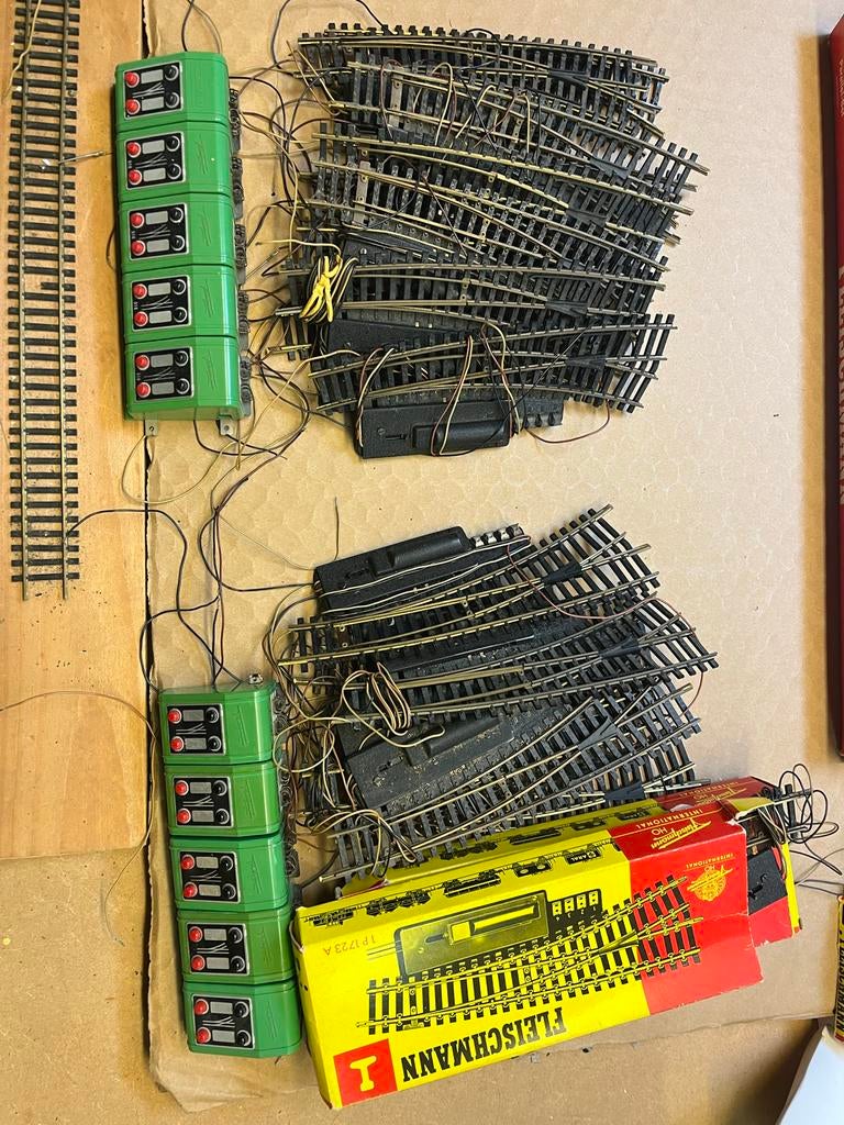 Fleischmann 1700 serie wissels (rechts/links) met schakelaar, Hobby en Vrije tijd, Modeltreinen | H0, Gebruikt, Gelijkstroom, Fleischmann