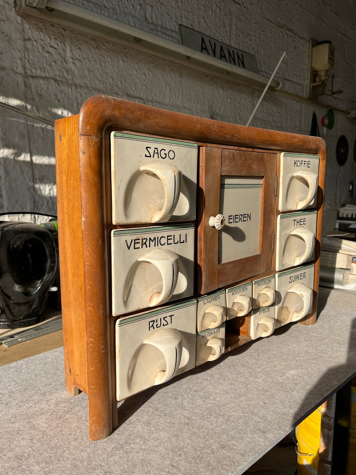 Vintage kruidenrekje met porseleinen lades, Ophalen