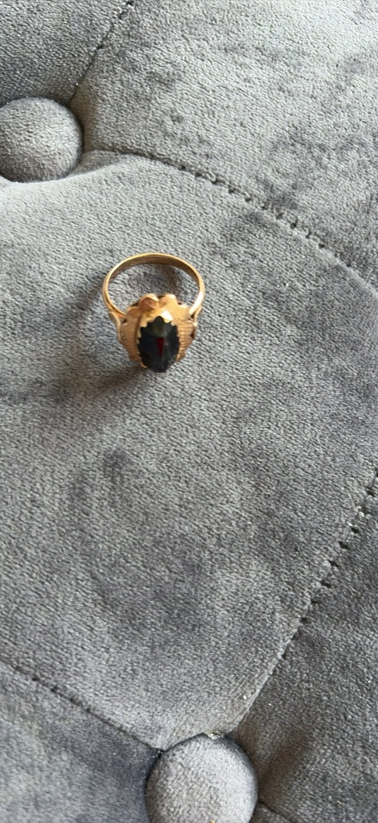 Echt goud ring met edelsteen ( antiek, Ophalen of Verzenden, Zo goed als nieuw, Met edelsteen, Dame