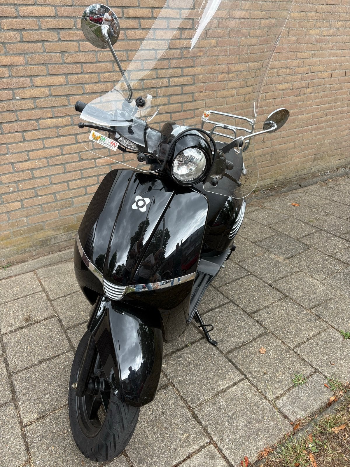 Zwarte scooter met windscherm en lage kilometerstand, Ophalen, Gebruikt, Benzine, Overige merken