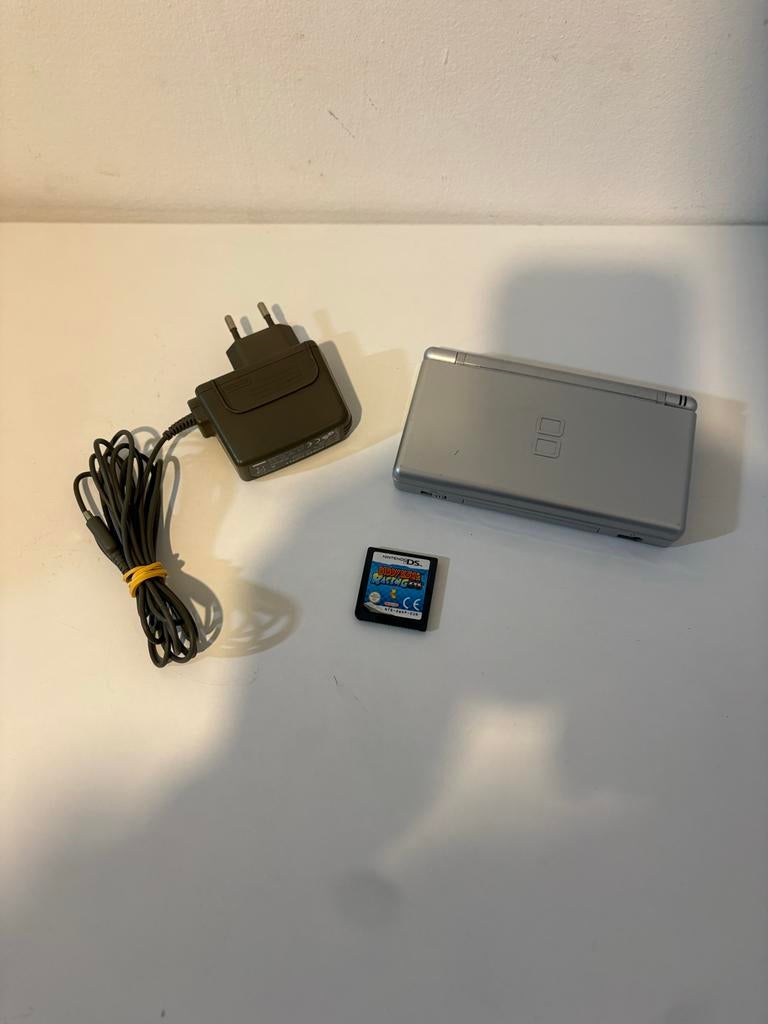 Nintendo DS Lite - Zilver met oplader en game, Spelcomputers en Games, Spelcomputers | Nintendo DS, Ophalen, Zilver, DS Lite, Gebruikt