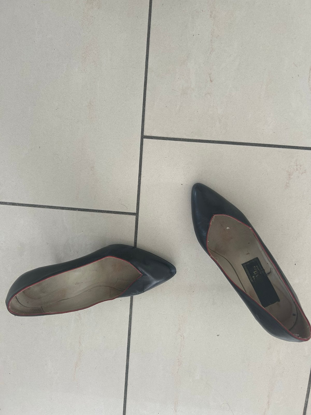 Donkerblauw pumps met rode bies maat 37, Ophalen of Verzenden, Gedragen, Zwart, Pumps