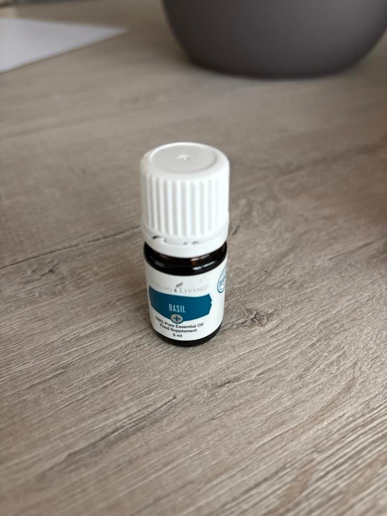 Young Living Basilicum Essentiële Olie 5ml, Sieraden, Tassen en Uiterlijk, Ophalen of Verzenden, Nieuw, Bodylotion, Crème of Olie