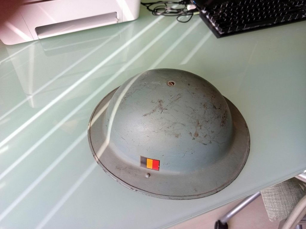 Originele Belgische legerhelm M49 ABL 1949-1952 met vlag, Verzamelen, Ophalen of Verzenden, Landmacht, Overige gebieden, Helm of Baret