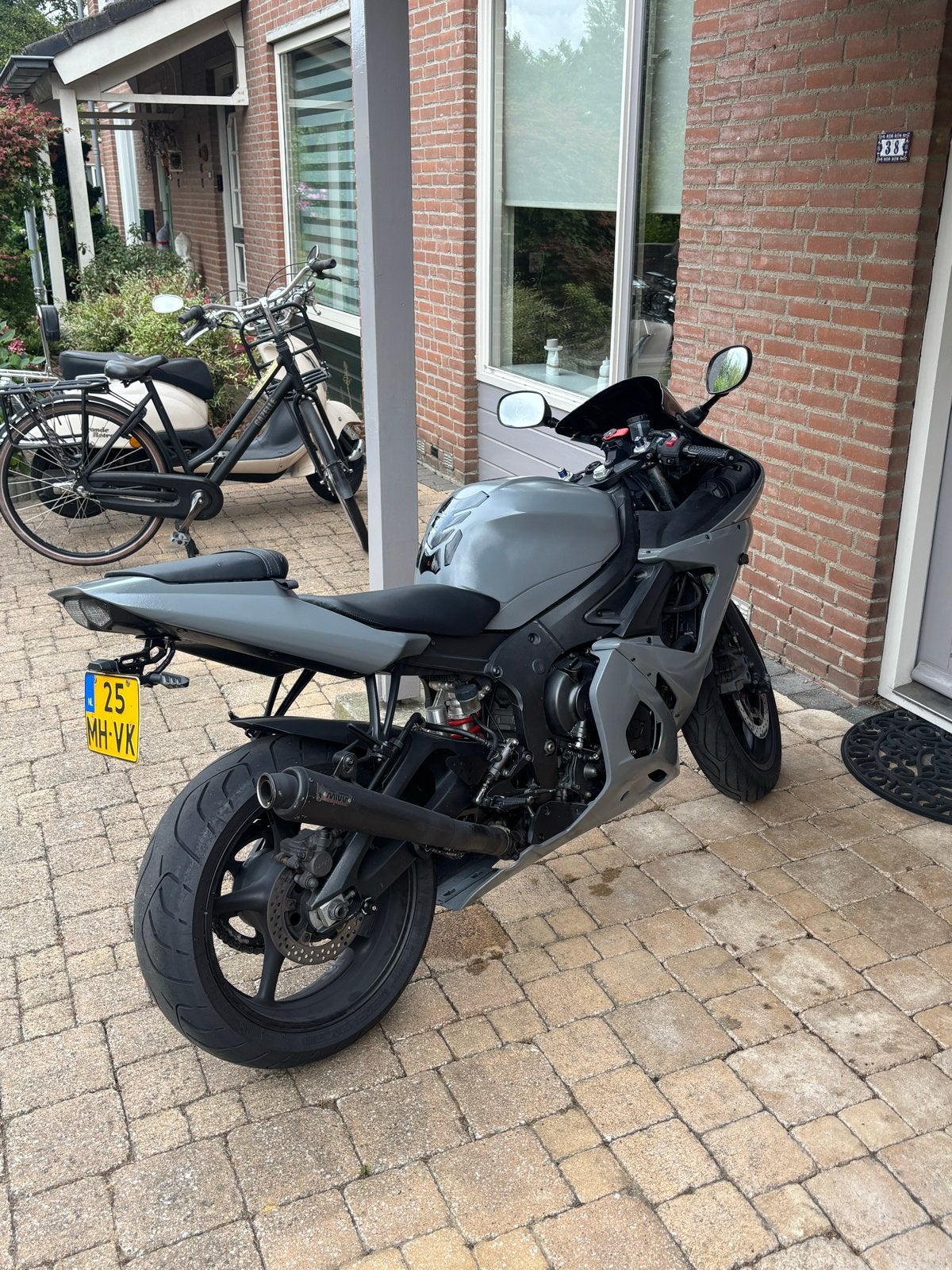 Sportieve Yamaha R6 - Nardo Grey