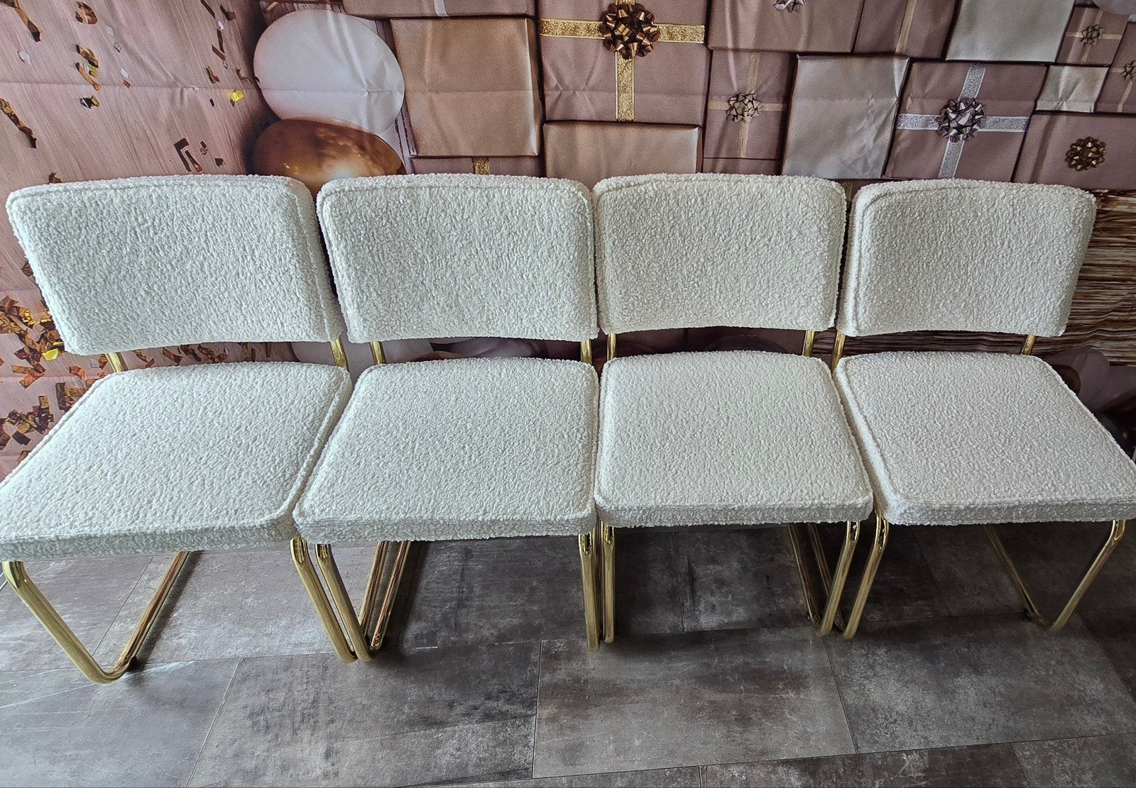 Nieuw!! Zuiver Teddy wit met gouden buisframe set 4 stuks, Huis en Inrichting, Stoelen, Ophalen, Wit, Nieuw, Vier