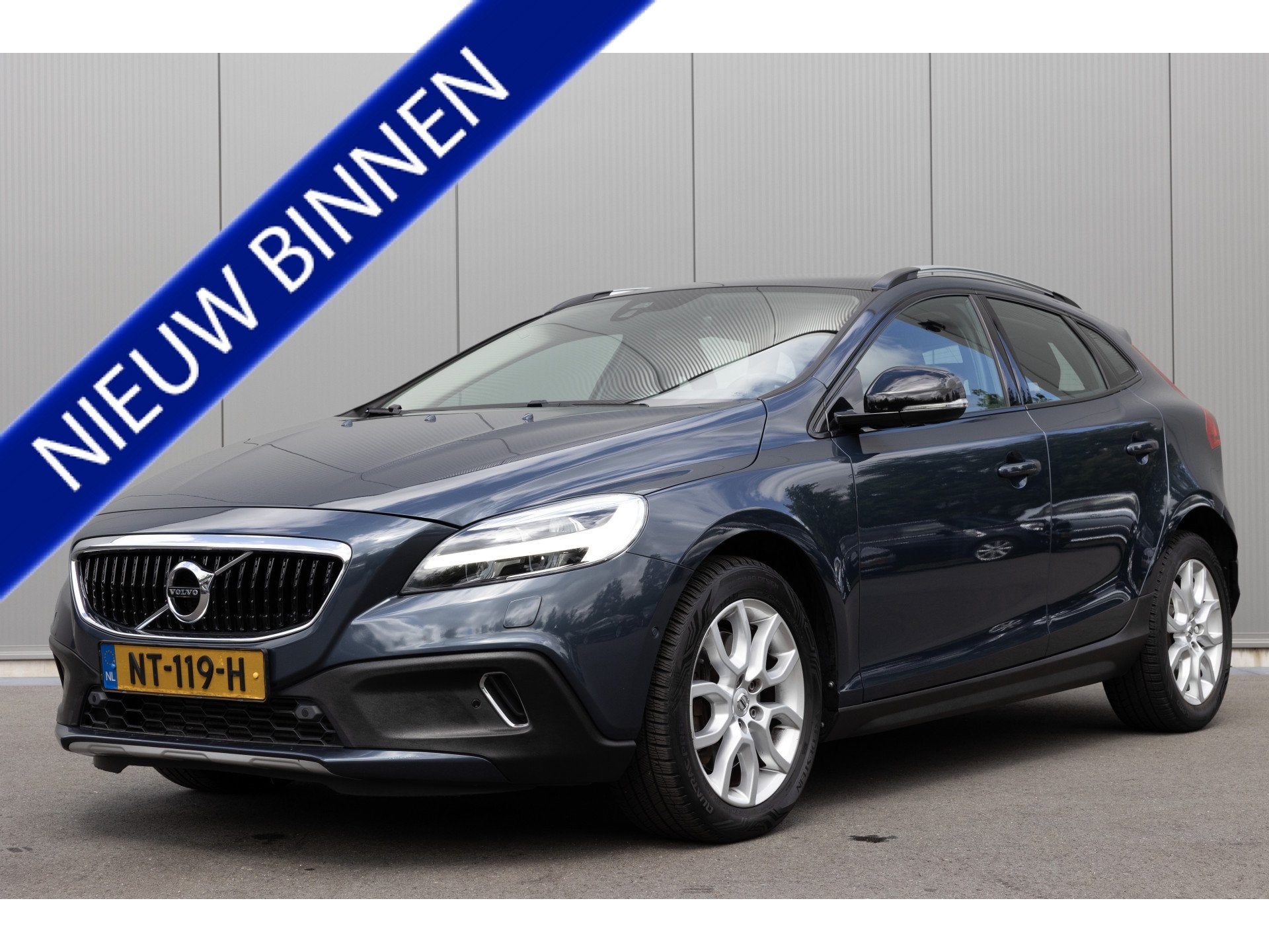 Volvo V40 Cross Country 2.0 T4 Nordic+ | LEDER | PANO | CAME, Gebruikt, Blauw, 1353 kg, Automatische klimaatregeling