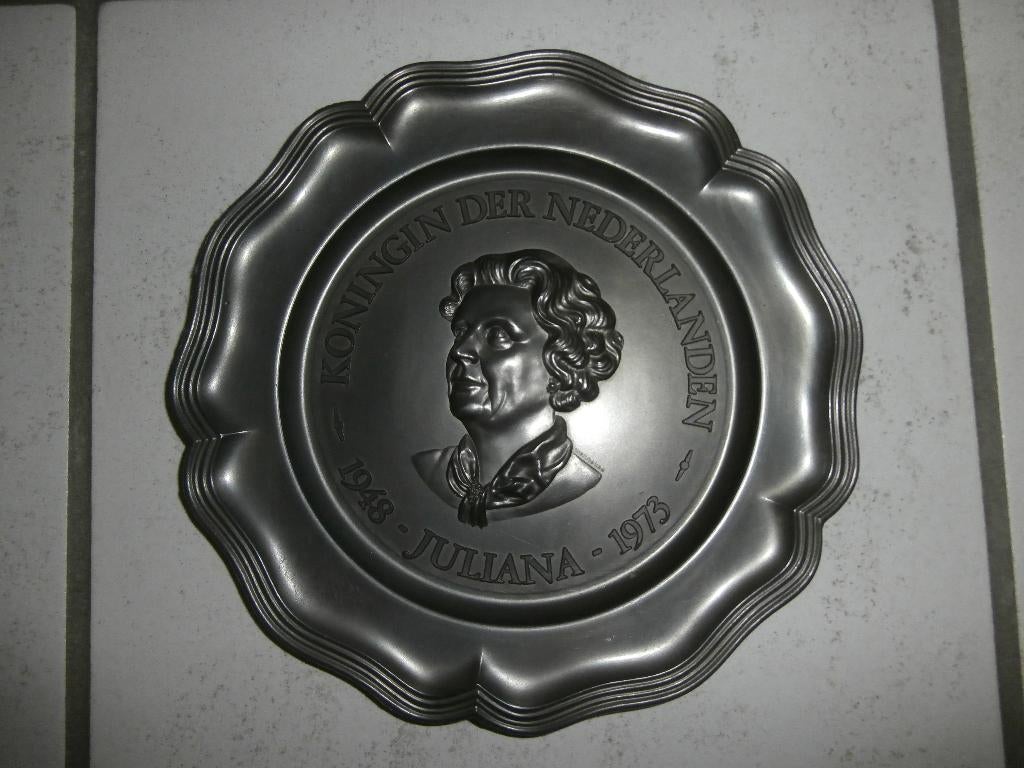 Tin Bord Koningin der Nederlanden Juliana 1948 - 1973, Ophalen of Verzenden, Zo goed als nieuw, Nederland, Overige typen