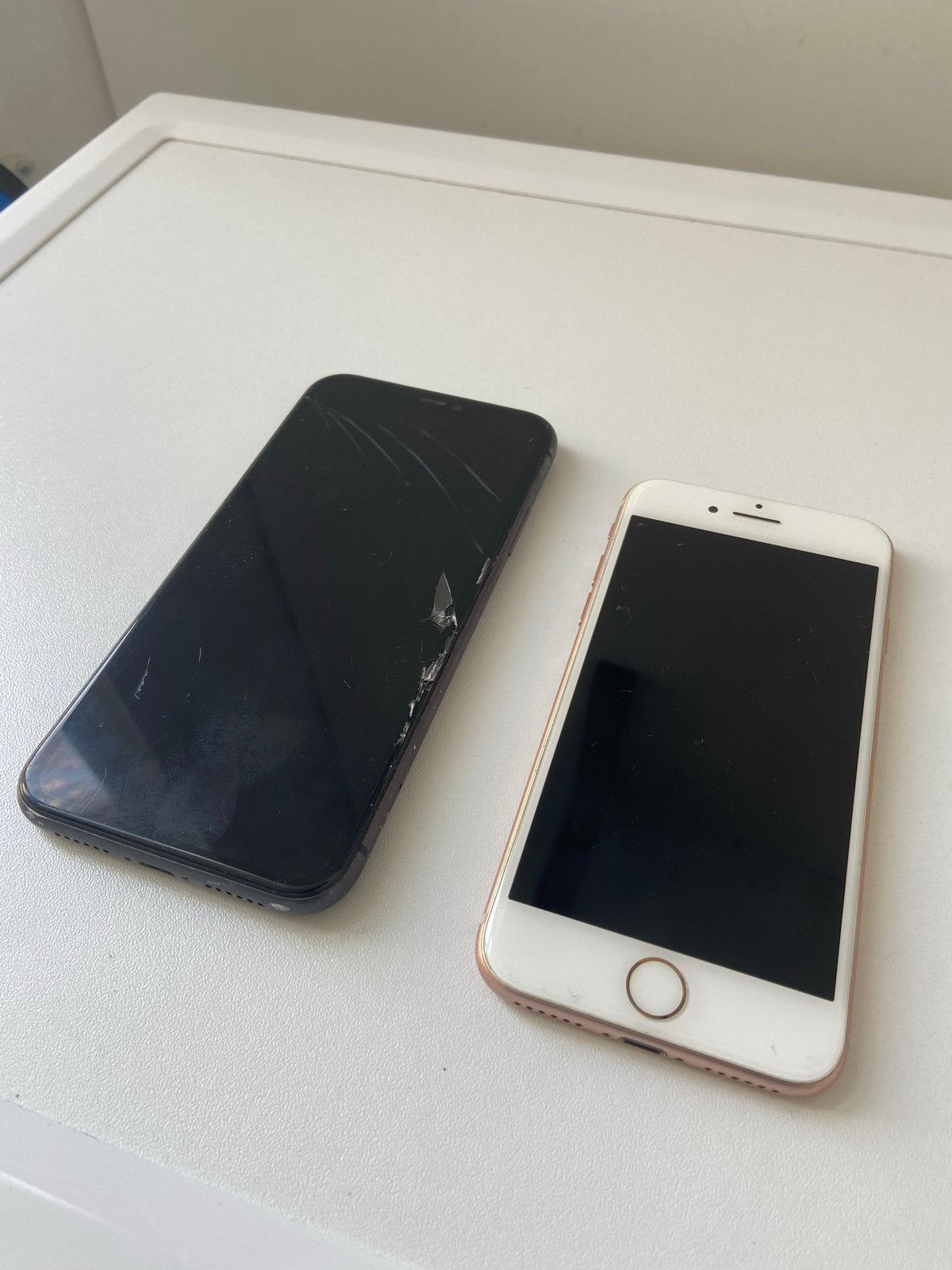 2x iPhone: iPhone 11 (zwart) en iPhone 8 (goud) met schade, Overige modellen, Zwart, Ophalen of Verzenden, 64 GB
