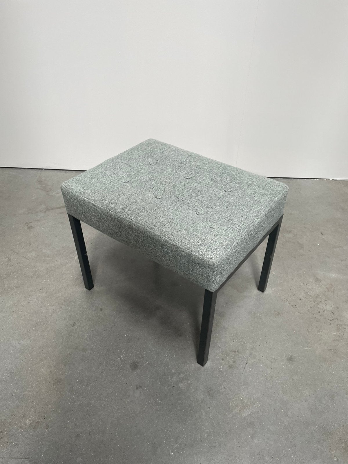 Voetenbankje jaren 60 nieuwe bekleding blauw grijs, Minder dan 50 cm, ., Vintage, Ophalen of Verzenden