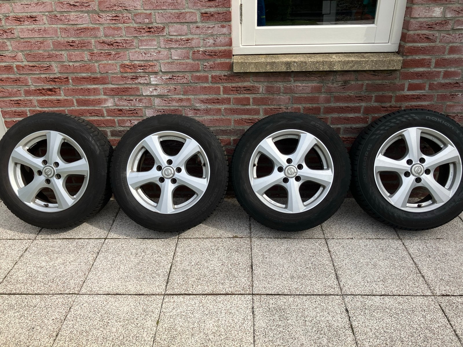 Volvo 16 inch winterbanden met velgen - Nokian Snowproof 1, Auto-onderdelen, Ophalen, Gebruikt, 16 inch, Banden en Velgen